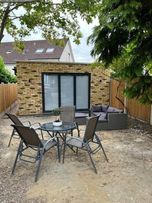 Modern Studio With Parking In Private Garden Villa Theydon Bois Buitenkant foto