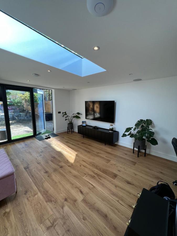 Modern Studio With Parking In Private Garden Villa Theydon Bois Buitenkant foto