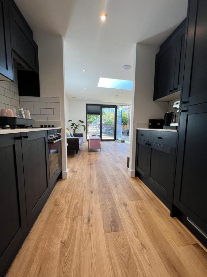 Modern Studio With Parking In Private Garden Villa Theydon Bois Buitenkant foto